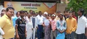 दशाश्वमेध पटरी व्यवसायी संघ समस्यायों को लेकर पीएमओ पर विधायक को सौपा मांगपत्र।