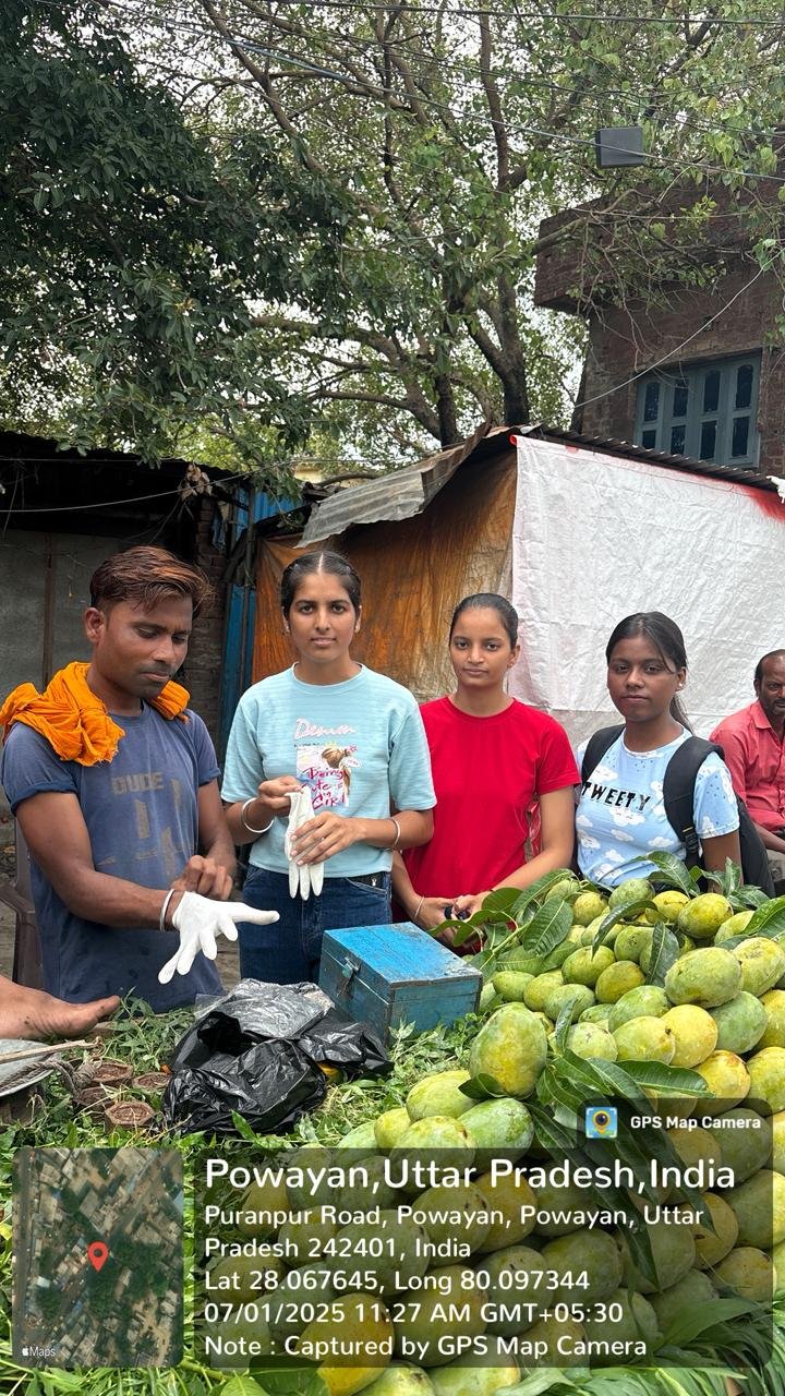नियोधि फाउंडेशन स्वच्छता अभियान पुवायां में छात्रों द्वारा गल्बस वितरण
