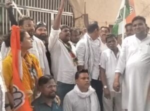 एसएन मेडिकल कॉलेज में छत का प्लास्टर गिरने से 10 वर्षीय बच्चे की मौत कांग्रेस का प्रदर्शन