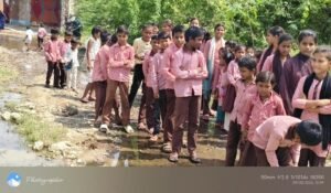 फत्तेपुरवा-अकौना मार्ग पर कीचड़ और जलभराव से स्कूली बच्चों की परेशानी, ग्रामीणों ने सड़क निर्माण की मांग उठाई