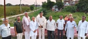 मलपुरा के गंदे नाले का भाजपा नेता उपेंद्र सिंह ने किया निरीक्षण समाधान का मिला आश्वासन